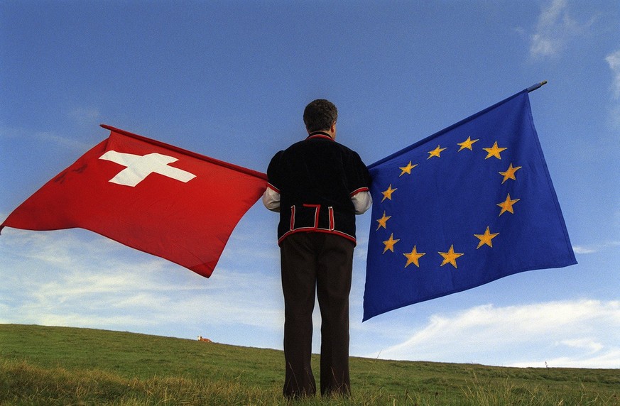 [Posed picture] Flag thrower with Swiss and European flag, pictured on the Maennlichen near Grindelwald, Switzerland, in August 1999. (KEYSTONE/Martin Ruetschi)

[gestellte Aufnahme] THEMA SCHWEIZ UND ...