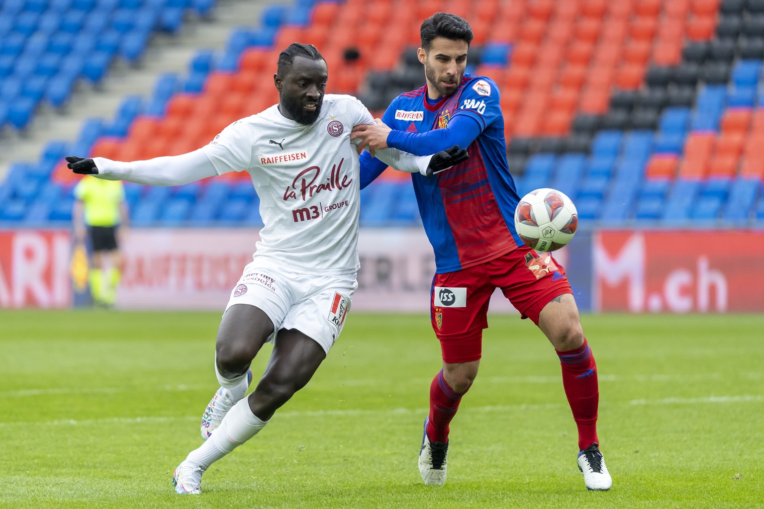 Servettes Grejohn Kyei, links, im Kampf um den Ball gegen Basels Eray Coemert, rechts, im Fussball Meisterschaftsspiel der Super League zwischen dem FC Basel 1893 und dem Servette FC im Stadion St. Ja ...