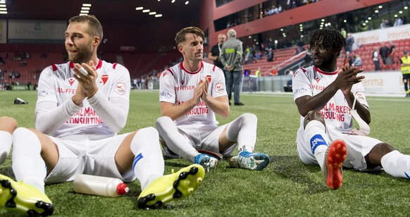 De gauche a droite, le milieu valaisan Pajtim Kasami, le milieu valaisan Ermir Lenjani et le milieu valaisan Xavier Kouassi celebrent la victoire a la fin de la rencontre de football de Super League e ...