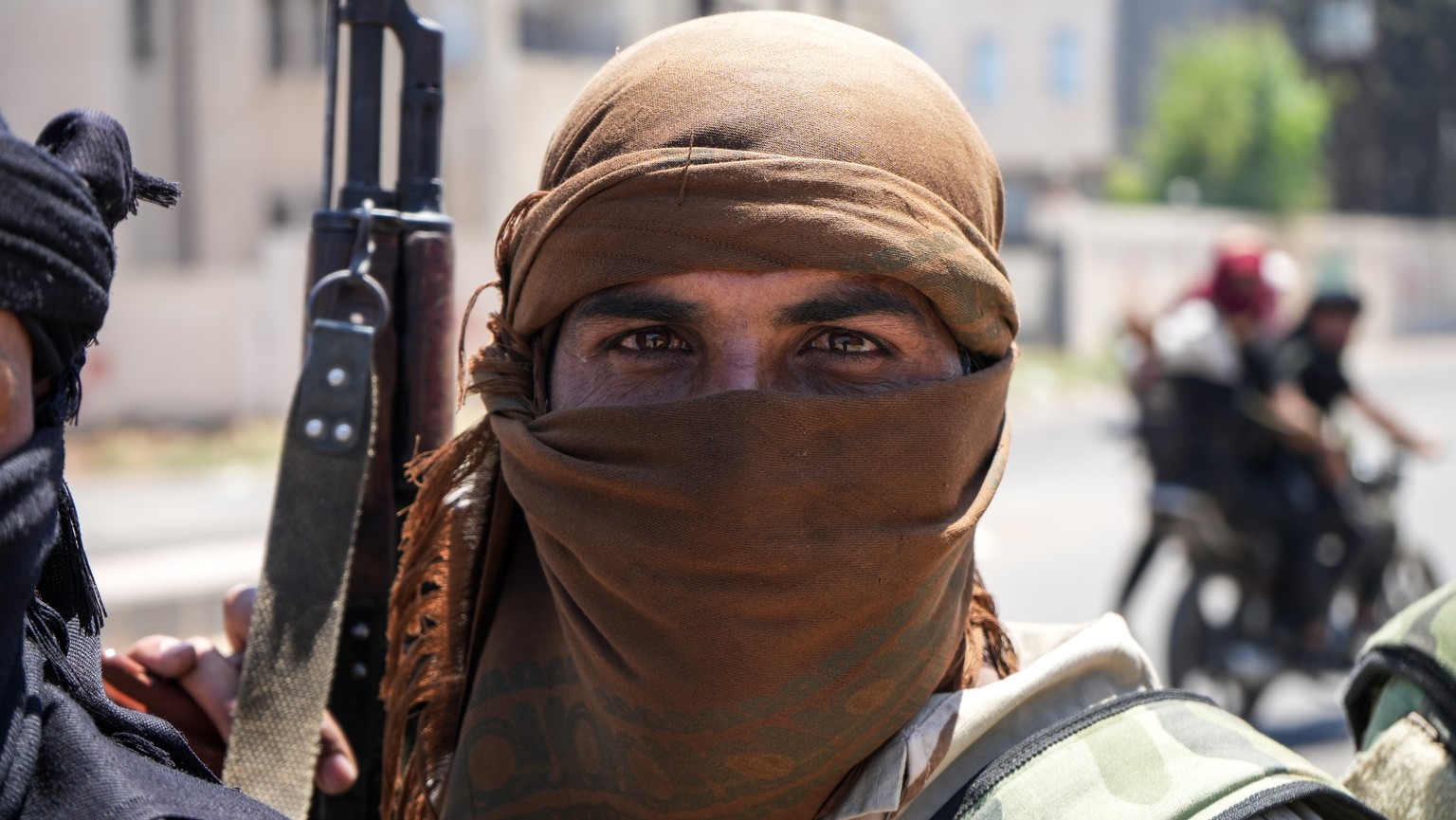 epaselect epa12245003 Fighters from Bedouin tribes deploy in the Druze-majority town of Mazra&#039;a in the Suwayda countryside in southern Syria, 18 July 2025..Several Bedouin tribes declared a gener ...