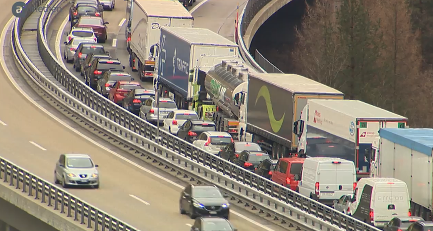 Am Gotthard Südportal ist mit Wartezeiten von über einer Stunde zu rechnen.