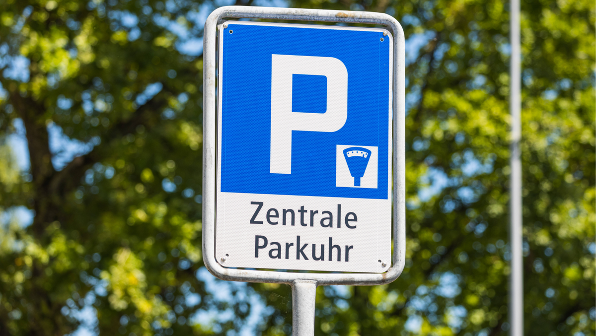 Ein Schild bei einem Parkplatz weisst Verkehrsteilnehmer darauf hin, dass die zentrale Parkuhr bedient werden muss. (Romanshorn, Schweiz, 02.07.2022)