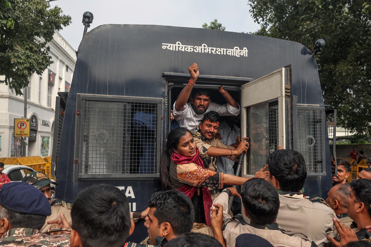 KEYPIX - epa13293566 Indian police detain supporters of the Cockroach Janta Party (CJP) as they take part in a protest demanding the resignation of Chief Election Commissioner Gyanesh Kumar near Bangl ...