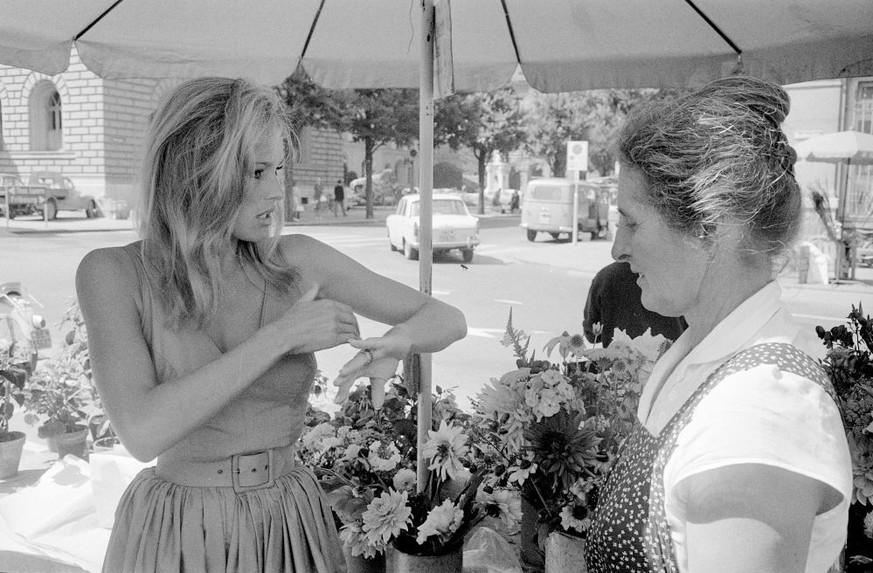 Ursula Andress und Mutter Bern BLumenmarkt 4. August 1964 (Photo by Siegfried Kuhn/RDB/ullstein bild via Getty Images)