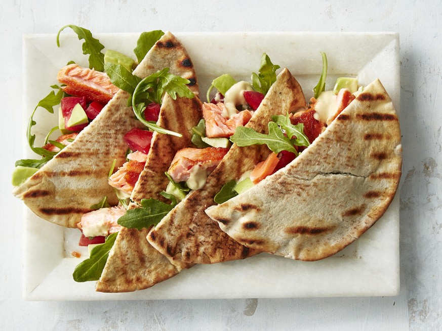 pita lachs avocado rucola essen food http://www.myrecipes.com/recipe/grilled-salmon-avocado-pitas