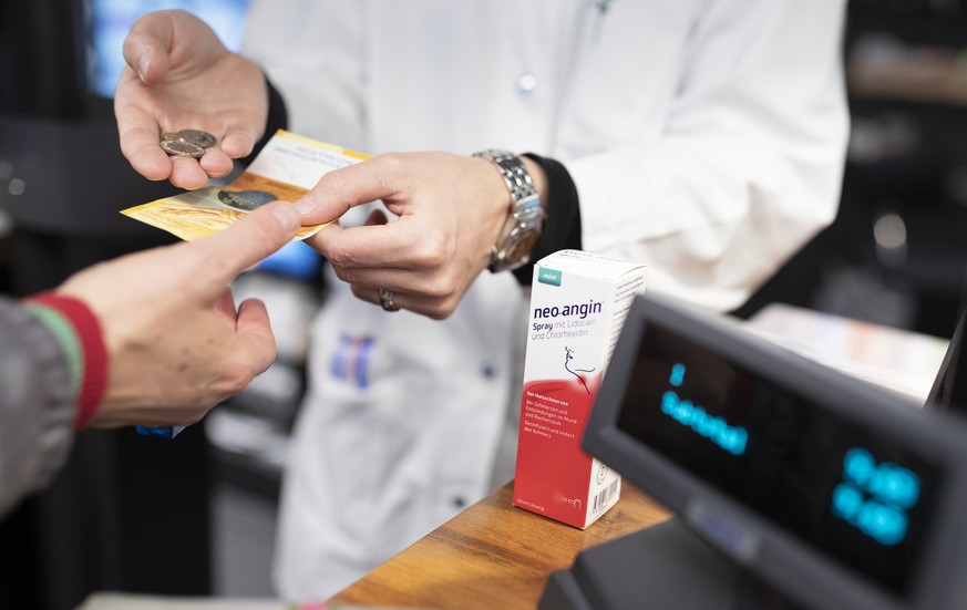 ZU ÄNDERUNGEN IN DER ABGABE VON REZEPTFREIEN MEDIKAMENTEN AB DEM 1. JANUAR 2019 STELLEN WIR IHNEN HEUTE FOLGENDES NEUES BILDMATERIAL ZUR VERFUEGUNG --- [Staged Picture, Gestellte Szene] A customer pay ...