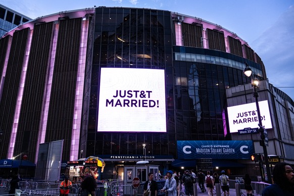 <p>Taylor Swift und Travis Kelce haben in New York geheiratet. Die Nachricht wurde mit diesem Schriftzug am Times Square verkündet.</p>
