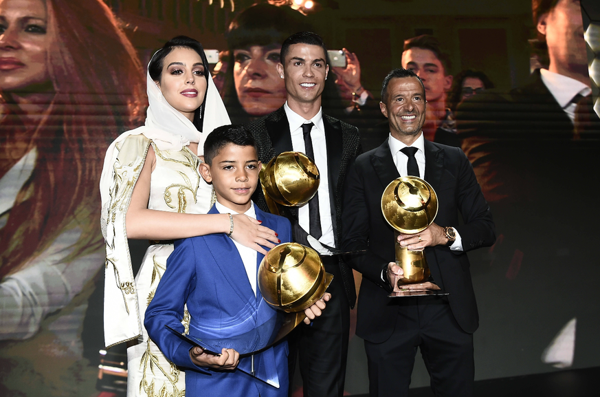 Foto Fabio Ferrari - LaPresse 03 Gennaio 2019 Dubai ( Emirati Arabi ) Globe Soccer Award 2019 - Decima Edizione. Nella foto:Cristiano Ronaldo con la famiglia e Jorge Mendes photo Fabio Ferrari / LaPre ...