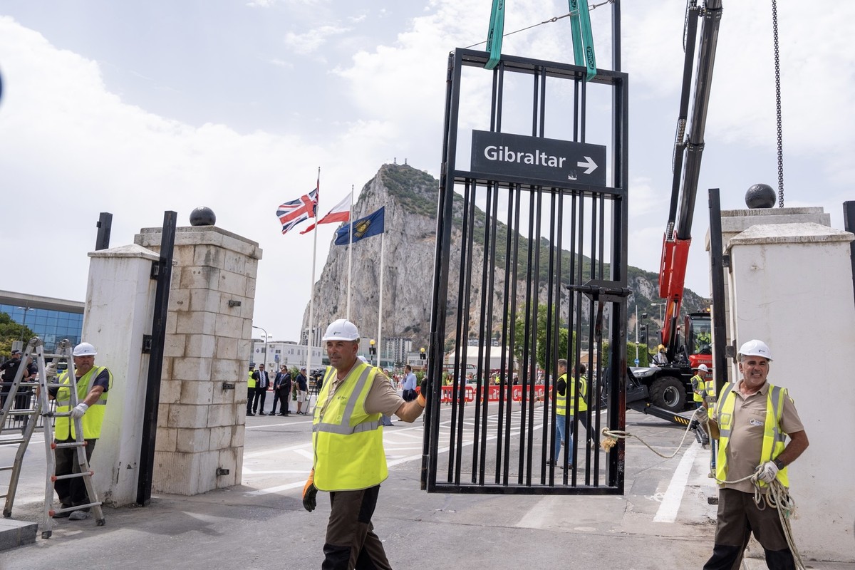 epa13112683 Workers remove an iron gate with a crane during a symbolic demolition act of the fence of the border between Spain and Gibraltar (UK) in La Linea, 15 July 2026, after the dismantling of th ...