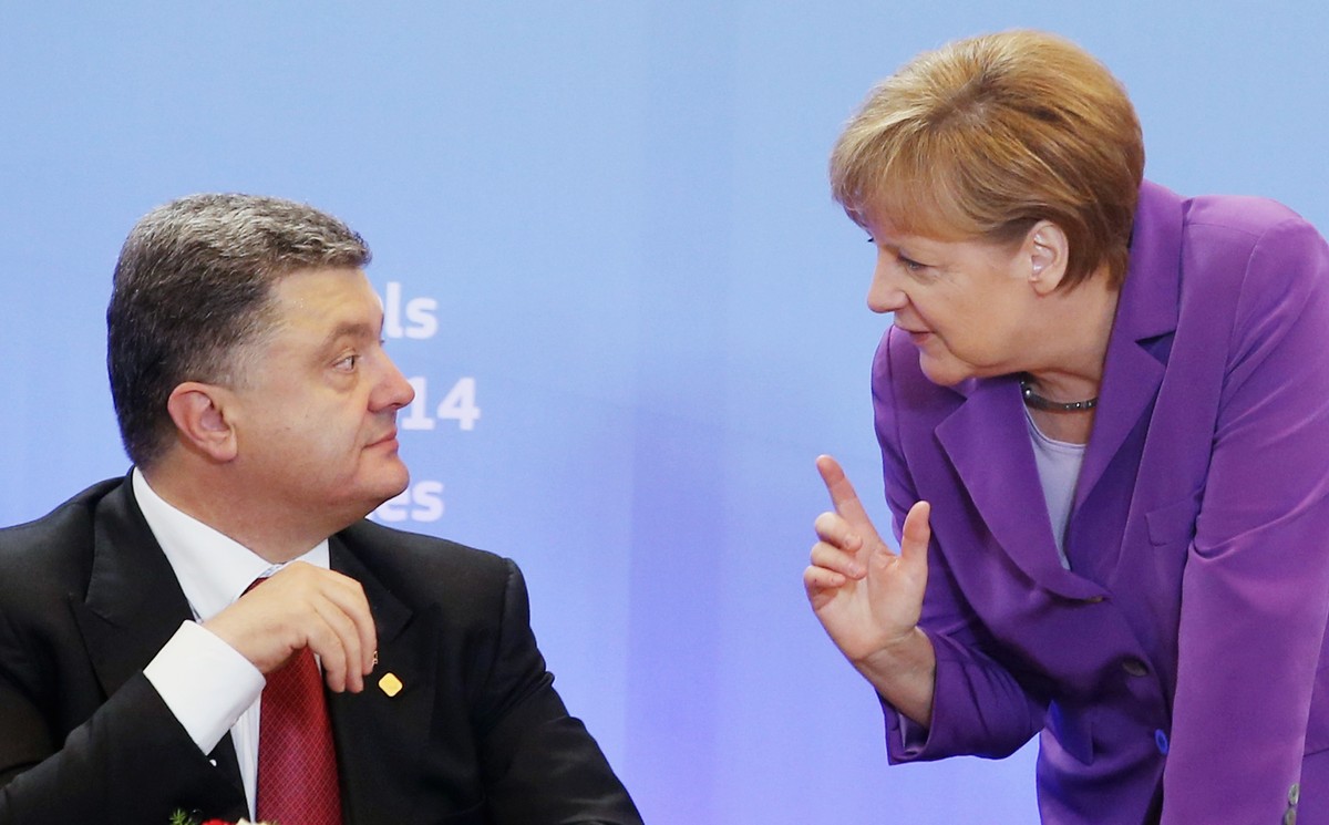 Poroschenko und Angela Merkel haben kurz zuvor noch über eine Waffenruhe gesprochen.