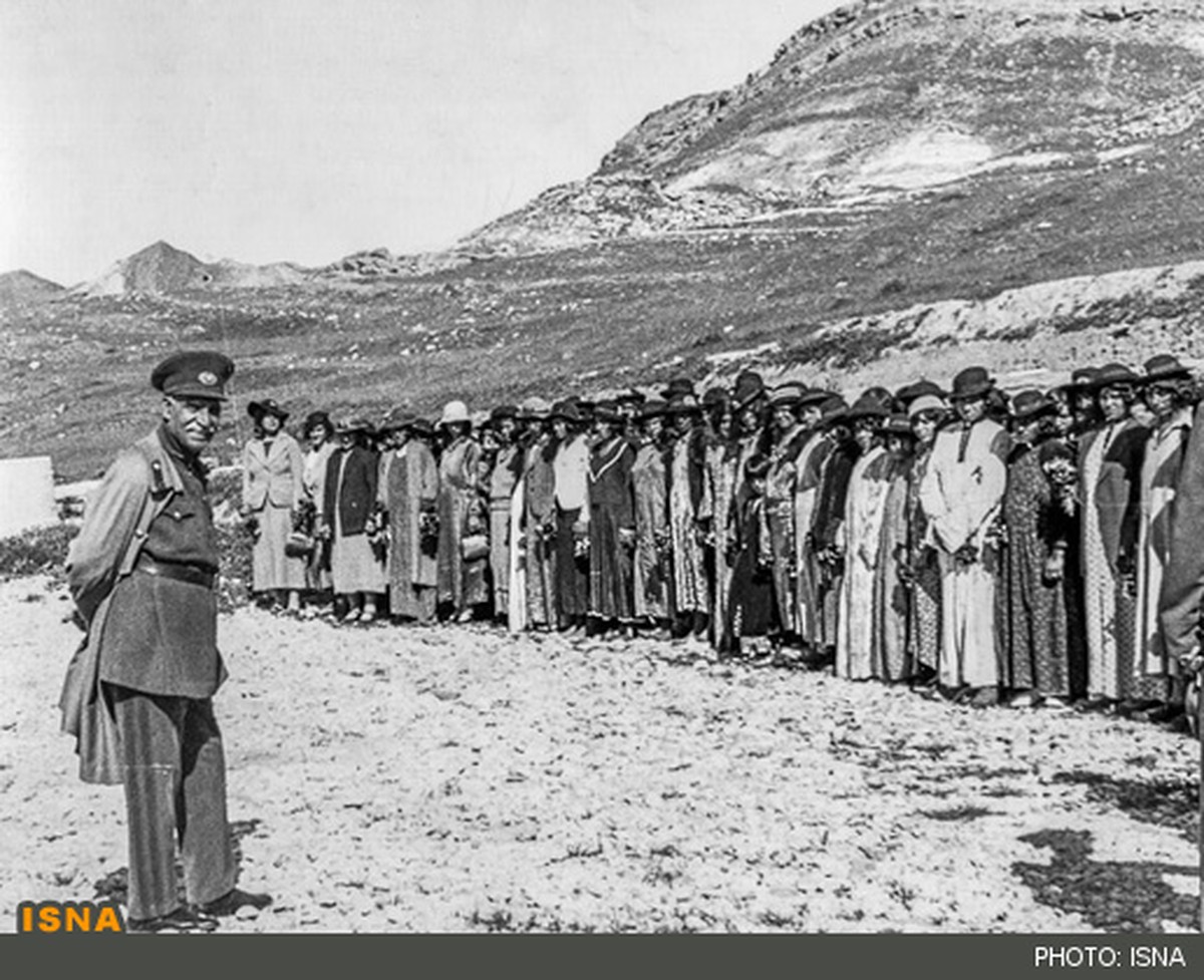 Der iranische König Resa Pahlawi in den 1930er-Jahren vor einer Gruppe nomadischer Frauen, die ihre Schleier gegen europäische Kleidung austauschen mussten.