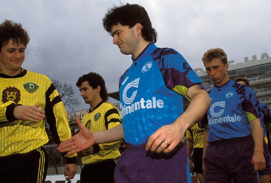 Bildnummer: 00702815 Datum: 22.02.1992 Copyright: imago/Claus Bergmann
Stephane Chapuisat (BVB, re.) und Torsten Gütschow (Dresden) - Shakehands vor dem Spiel, dahinter gehen Günter Kutowski (BVB, re. ...