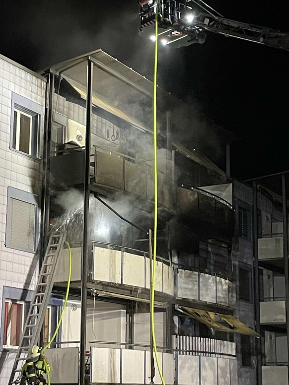 Brand in einem Mehrfamilienhaus in Flamatt (31. Mai 2025)