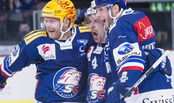 Zuerichs Patrick Geering, Mitte, feiert das 1:0 mit Zuerichs Topscorer Patrick Thoresen, links, und Zuerichs David Rundblad, rechts, im dritten Eishockey Playoff-Viertelfinalspiel der National League  ...