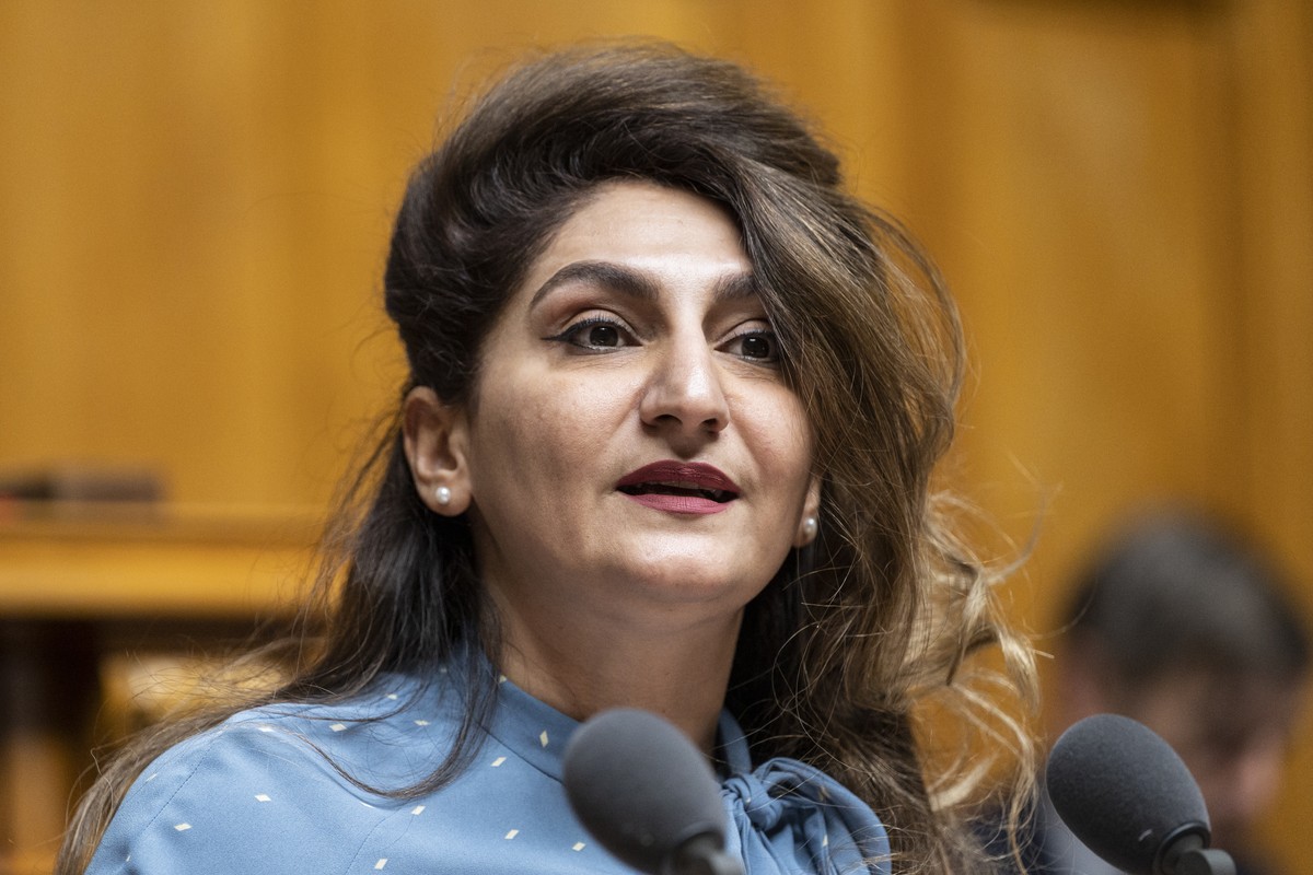 Sibel Arslan, GP-BS, spricht zur Grossen Kammer, an der Fruehjahrssession der Eidgenoessischen Raete, am Mittwoch, 2. Maerz 2022 im Nationalrat in Bern. (KEYSTONE/Alessandro della Valle)