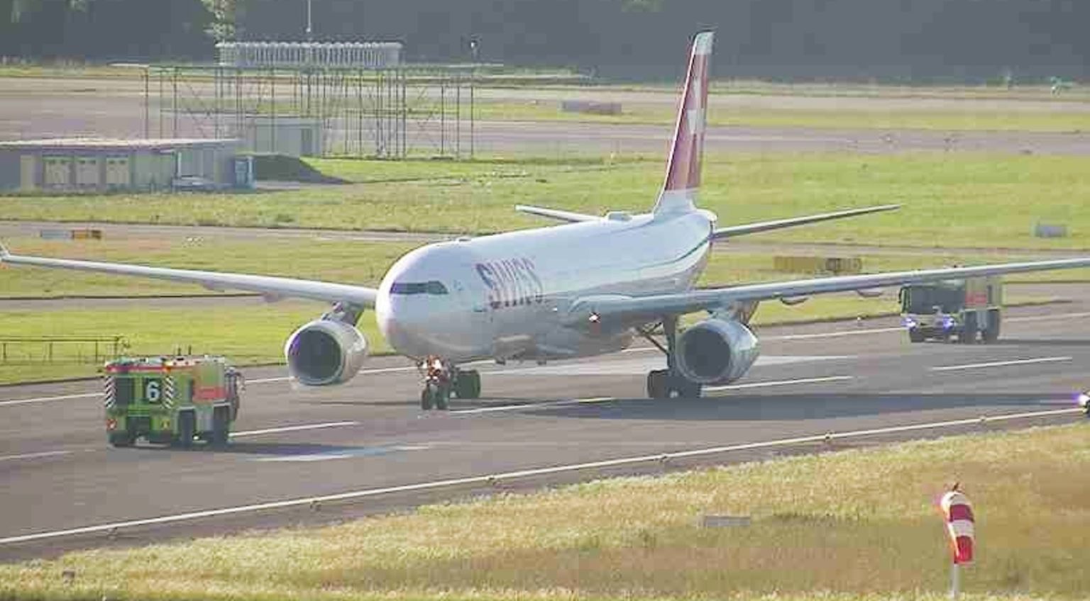 Wegen geplatzten Reifen: Feuerwehrautos empfangen den Swiss-Airbus nach der Landung in Zürich.