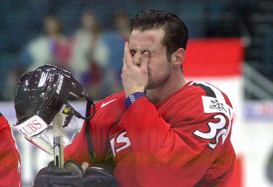 The last hope for Switzerland, Michel Riesen, listening to the Canadian National Antheme, disappointed. Switzerland looses against Canada 3:5. Thursday, May 11 at the ice palace at the International W ...