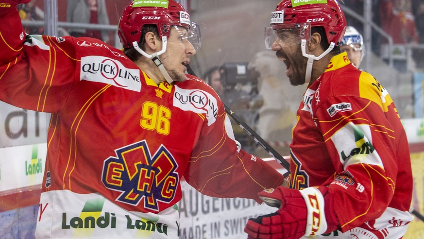 Biels, Damien Brunner, links, Torschuetze zum 1:1, und Robbie Earl, jubeln, waehrend dem fuenften Playoff Viertelfinalspiel der National League, zwischen dem EHC Biel und dem HC Ambri-Piotta, am Diens ...