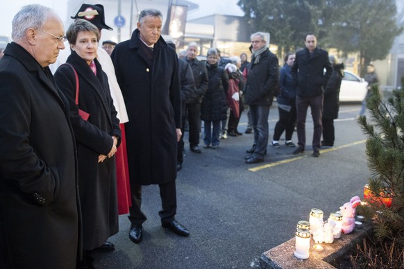 Die Bundesräte Johann Schneider-Amman und Simonetta Sommaruga statteten gestern dem Unfallort einen Besuch ab.