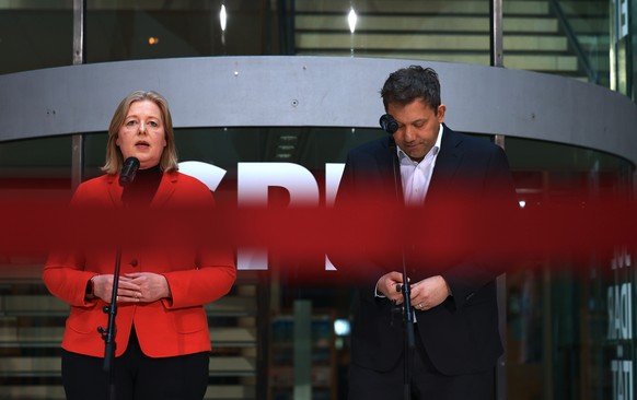 epa12843555 Chairmen of the Germany's Social Democratic Party (SPD) Lars Klingbeil (R) and Baerbel Bas attend a news conference after the Rhineland-Palatinate state election, in Berlin, Germany,  ...