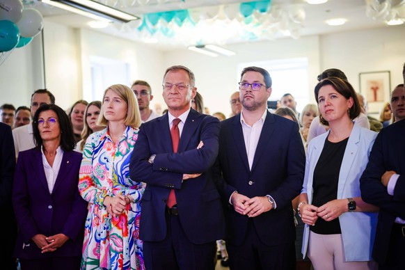 29.09.2024, Linz, AUT, Unterwegs in Ober�sterreich, Nationalratswahl 2024, Fototermin, im Bild OEVP, Parteizentrale, 1 Hochrechnung, H�ngende K�pfe, OEVP, Regierun, Markus Achleitner, Christine Haberl ...