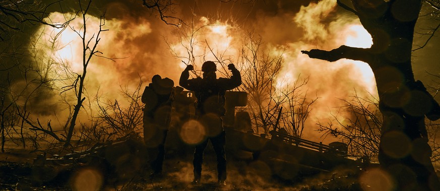 Ukrainian soldiers fire an artillery at Russian positions near Bakhmut, Donetsk region, Ukraine, Sunday, Nov. 20, 2022. (AP Photo/LIBKOS)