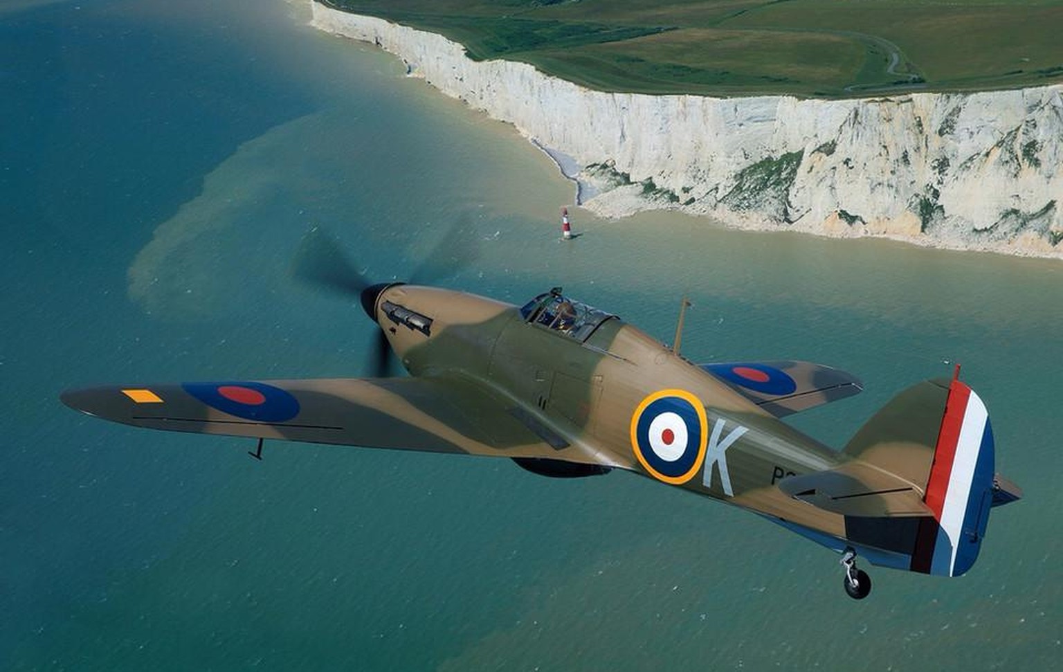 Hawker hurricane battle of britain 
flugzeug zweiter weltkrieg 
https://www.boschungglobal.com/Inventory/Warbirds/Hawker/Hurricane-MK-II-A/F-AZXR