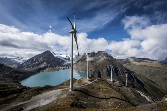 ARCHIVBILD - Nationalrat stimmt am 8. Maerz 2023 fuer Windenergieoffensive - Wind turbines at the site of the highest wind park in Europe are pictured at the Griessee, near the Nufenenpass in the Swis ...