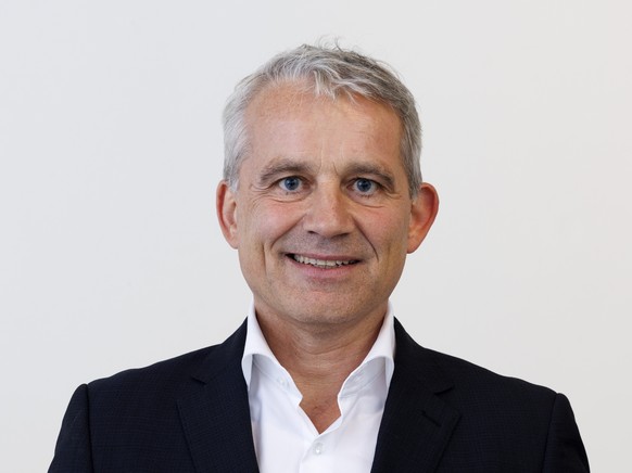 Beat Jans (PS - Bale), candidat a la candidature du PS pour l&#039;election au Conseil federal, pose pour le photographe lors d&#039;une tournee d&#039;auditions publiques organisee par le PS Suisse p ...