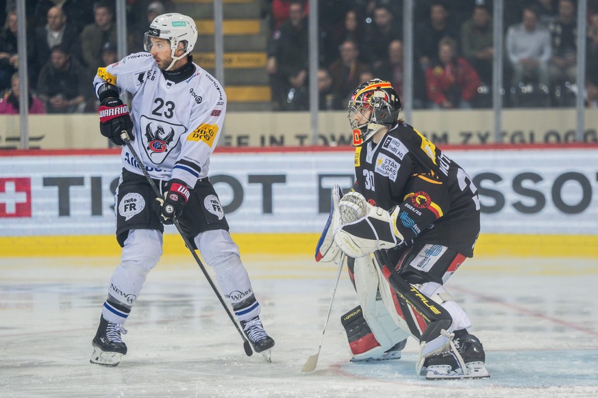 Samuel Walser (HCFG) ,links, kaempft um den Puck mit Torhueter Philip Wuethrich (SCB) ,rechts, im fuenften Eishockey Playoff Viertelfinalspiel der National League zwischen dem SC Bern dem HC Fribourg- ...