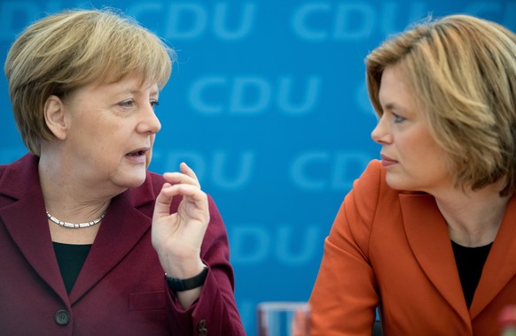 Bundeskanzlerin Angela Merkel (l) und Julia Klöckner (beide CDU), Landesvorsitzende Rheinland-Pfalz, unterhalten sich am 13.02.2017 in Berlin zu Beginn der CDU-Vorstandssitzung in der Parteizentrale.  ...