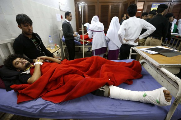 Die Verletzten werden nach dem Taliban-Angriff behandelt.
