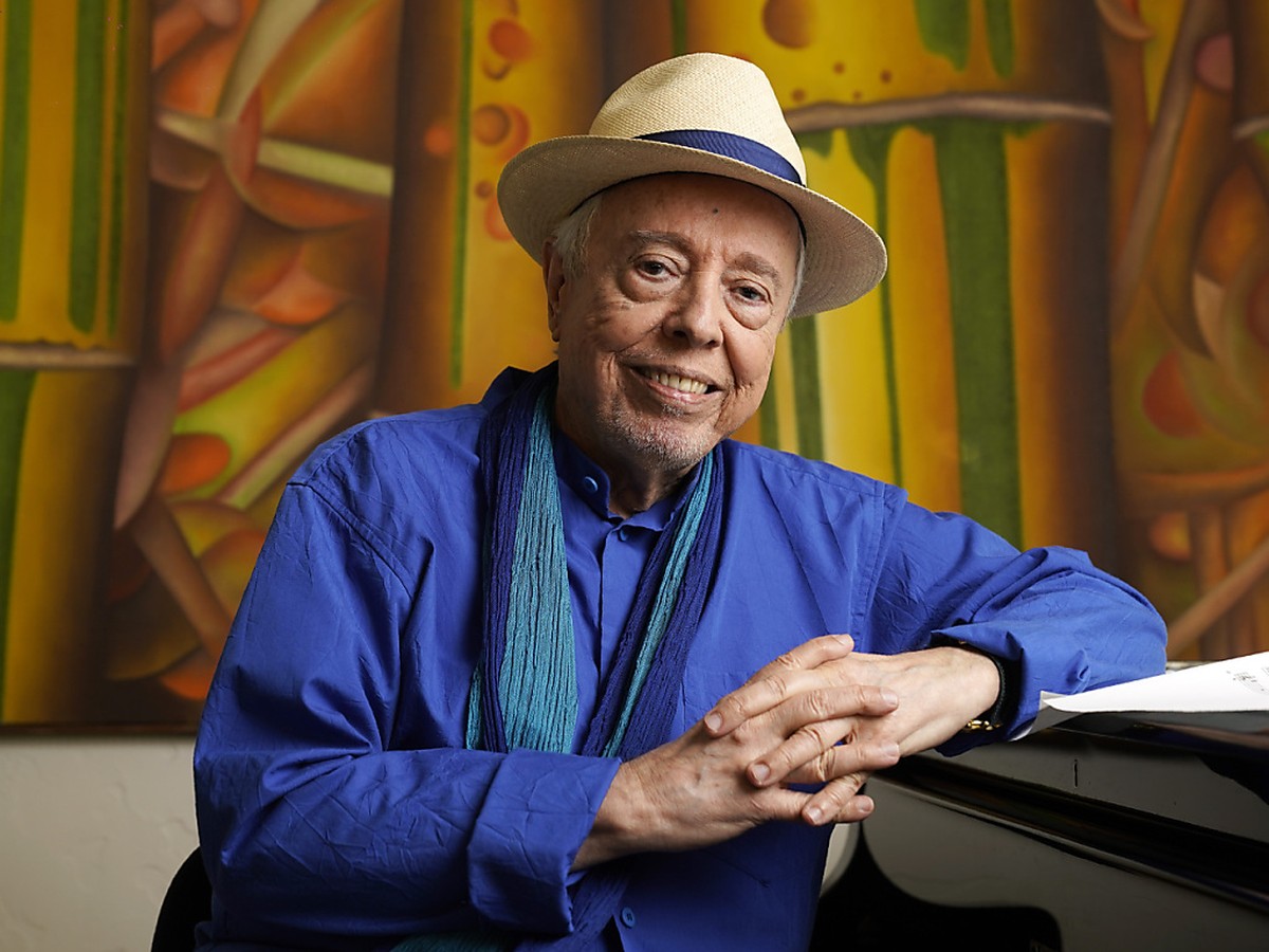 En 1966, Mendes connaît un succès international avec son album "Sergio Mendes &amp; Brasil 66" et le célèbre "Mas Que Nada", adaptation d'une chanson de Jorge Ben. Ici, une ph ...