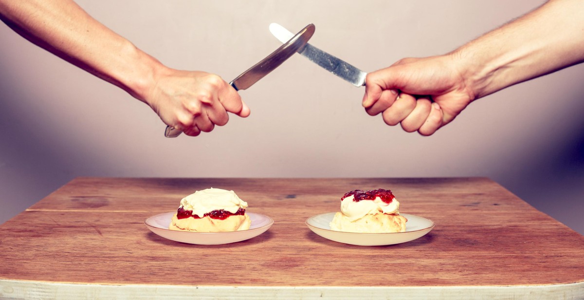 scones devon cornwall streit cream first or jam first england food essen clotted cream rahm tea high tea cream teas