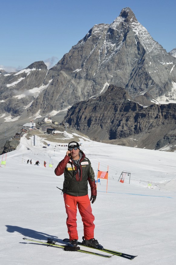 Beat Tschuor, Chefcoach Frauen bei Swiss Ski, telefoniert vor der Kulisse des Matterhorns.