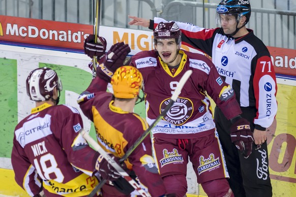 Les joueurs genevois, Jeremy Wick, Tanner Richard et Damien Riat, de gauche a droite, laissent eclater leur joie, lors du match du championnat suisse de hockey sur glace de National League, entre le G ...