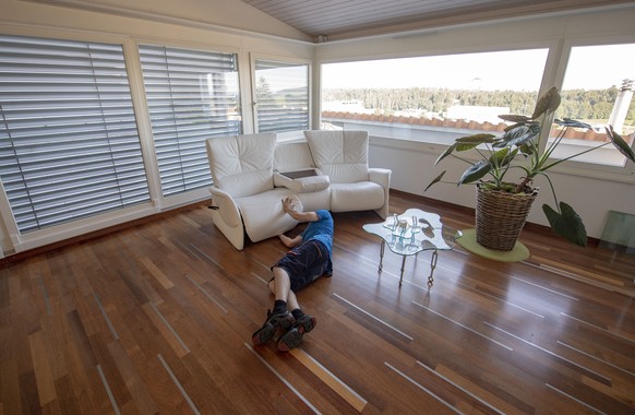 Die Zuegelmaenner von Gabriel Transport beim Zuegeln einer Wohnung in Root im Kanton Luzern am Donnerstag, 30. Juli 2020. (KEYSTONE/Urs Flueeler).