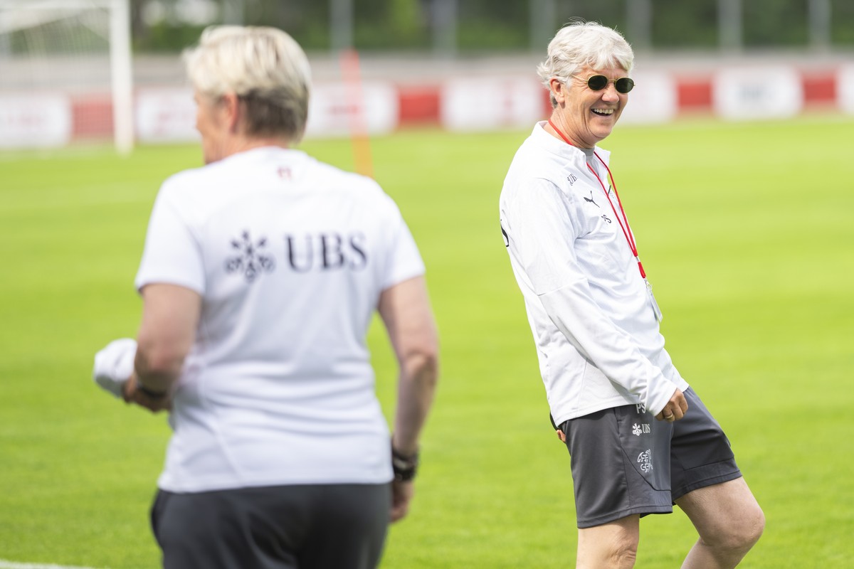 Cheftrainerin Pia Sundhage, rechts, lacht vor einem Training der Schweizer Frauen Fussball Nationalmannschaft, am Dienstag, 10. Juni 2025 in Grenchen. Das Schweizer Frauen Nationalteam befindet sich i ...