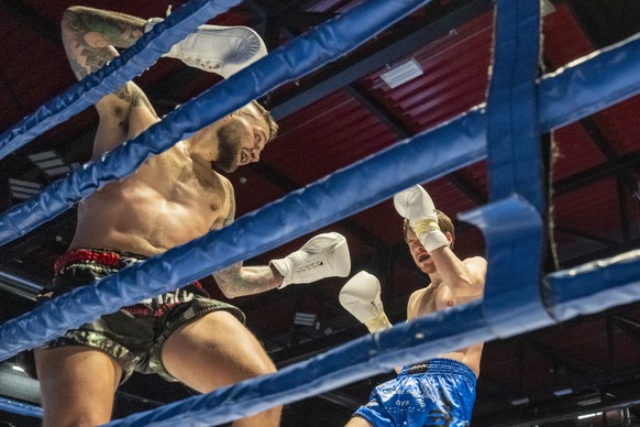 Die K1 Boxer Samuel Naef, links, aus der Schweiz und Lukas Meir, rechts, aus Italien waehrend einem Boxkampf anlaesslich der ICF Fight-Night in der AXA Arena in Winterthur am Samstag, 26. April 2025. ...