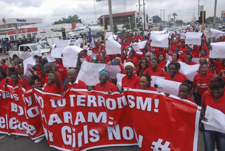 Die Bevölkerung hält mit Kritik gegen die Regierung und das Militär nicht mehr zurück. Sie fordern, dass endlich etwas für die von Boko Haram entführten Mädchen unternommen wird.&nbsp;