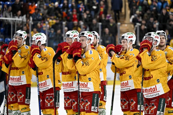 Enttaeuschte Langnauer nach der 6:3 Niederlage, im Eishockey-Qualifikationsspiel der National League zwischen dem HC Davos und den SCL Tigers, am Samstag, 4. Februar 2023, im Eisstadion in Davos. (KEY ...