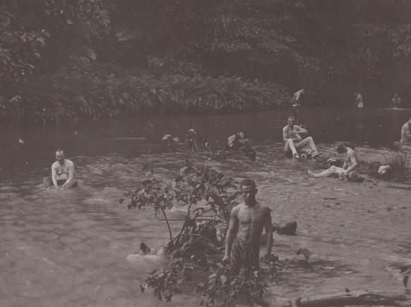 Soldaten der niederländischen Kolonialarmee waschen sich im Fluss Aceh. (Aufnahme zwischen 1900-1910).
https://digitalcollections.universiteitleiden.nl/view/item/914679?solr_nav%5Bid%5D=c767c5f5e4adca ...