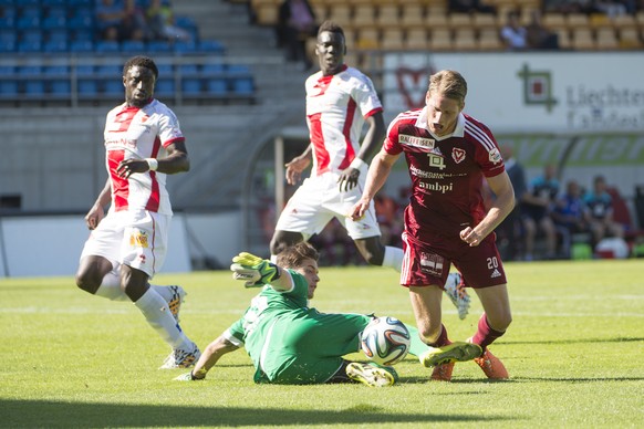 Deana mäht Hasler um. Den fälligen Penalty versemmelt Steven Lang kläglich.&nbsp;