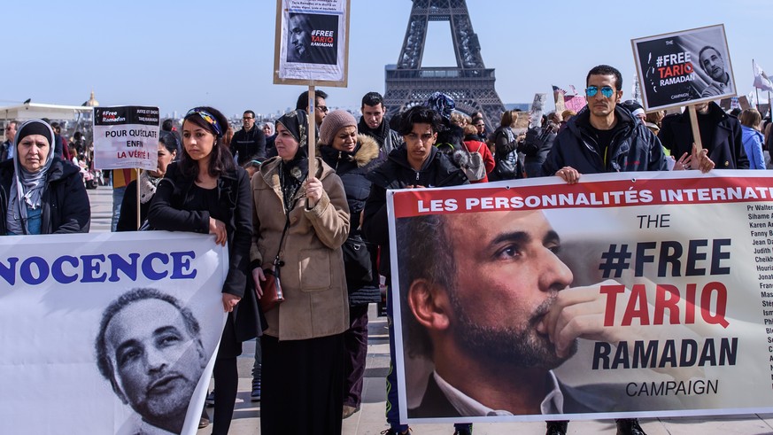 epa06626714 People hold placards which read &#039;Free Tariq Ramadan&#039; during a gathering in support of Islamic scholar Tariq Ramadan, in Paris, France, 24 March 2018. Tariq Ramadan is detained in ...