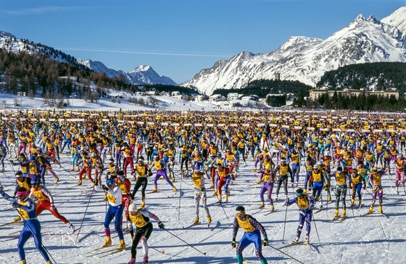 ARCHIVE --- DER ENGADIN SKIMARATHON FINDET AM 11. MAERZ ZUM 50. MAL STATT. VON EINER RANDVERANSTALTUNG WENIGER SPORTBEGEISTERTER IM JAHR 1969 ENTWICKELTE SICH DER ENGADINER ZUR GROESSTEN LANGLAUFVERAN ...