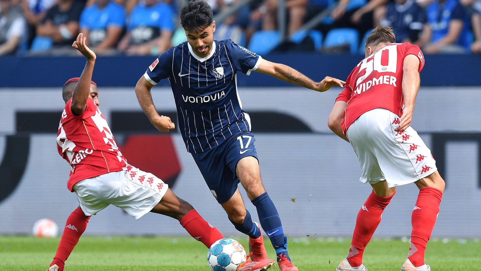 Fußball 1. Bundesliga 2. Spieltag VfL Bochum - 1. FSV Mainz 05 am 21.08.2021 im Vonovia Ruhrstadion in Bochum Leandro Barreiro ( Mainz ), links - Gerrit Holtmann ( Bochum ), mitte - Silvan Widmer ( Ma ...