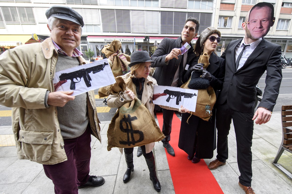 Des membres d'Ensemble a Gauche manifestent devant l'Hotel des Finances, lors d’une action contre RIE 3 (loi sur la reforme de l'imposition des entreprises III), ce jeudi, 2 fevrier 201 ...