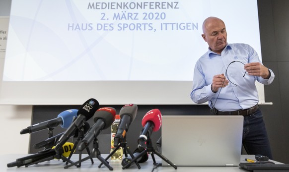 Denis Vaucher, Director National und Swiss League, kurz vor Beginn der Medienkonferenz nach einer ausserordentlichen Ligaversammlung ueber das weitere Vorgehen hinsichtlich der bevorstehenden Playoffs ...