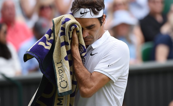 epa05415116 Roger Federer of Switzerland during his semi final match against Milos Raonic of Canada at the Wimbledon Championships at the All England Lawn Tennis Club, in London, Britain, 08 July 2016 ...