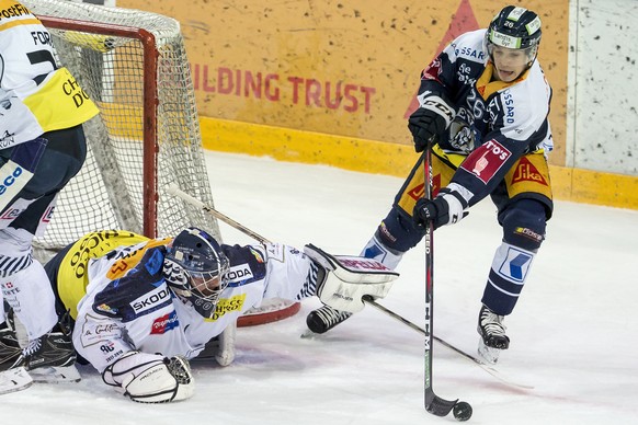 Ambris Torhueter Benjamin Conz, links, im Spiel gegen Zugs Reto Suri, rechts, beim Eishockeyspiel der National League zwischen dem EV Zug und dem HC Ambri-Piotta, am Freitag, 19. Januar 2018, in der B ...